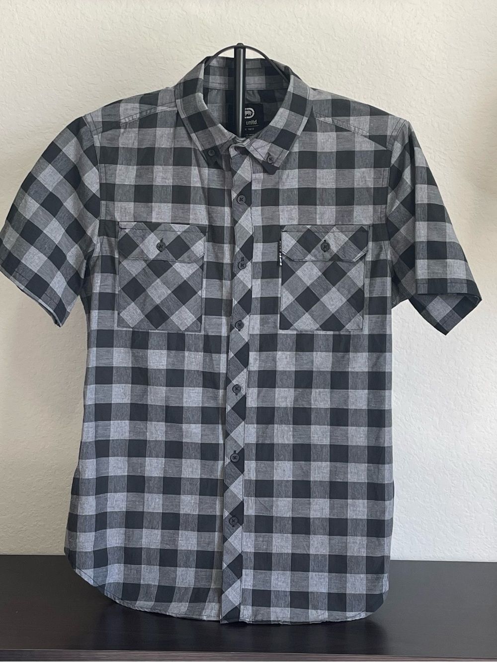 Ecko Unlimited Black and Gray Plaid Short-Sleeve Button-Down Shirt Medium